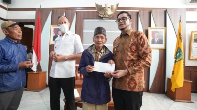 Jelang Lebaran, Seratus Penarik Becak dan Kusir Delman di Sukabumi Peroleh Kadeudeuh dari Pemkot