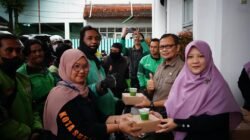 Bersama IKIAD, Ketua DPRD Kota Sukabumi Wawan Juanda Berbagi Takjil untuk Ojol