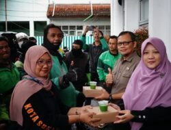 Bersama IKIAD, Ketua DPRD Kota Sukabumi Wawan Juanda Berbagi Takjil untuk Ojol