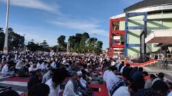 Warga Sukabumi Tumpah Ruah Ikuti Shalat Idulfitri di Lapangan Merdeka