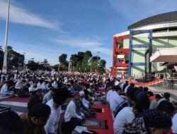 Warga Sukabumi Tumpah Ruah Ikuti Shalat Idulfitri di Lapangan Merdeka