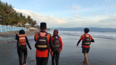 Dua Remaja Terseret Arus di Pantai Karangnaya Sukabumi, Satu Selamat dan Satu Masih Dalam Pencarian