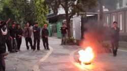 Momen Hari Buruh dan Hardiknas, Puluhan Mahasiswa FIS UMMI Gelar Mimbar Bebas di Depan Gedung DPRD