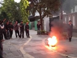 Momen Hari Buruh dan Hardiknas, Puluhan Mahasiswa FIS UMMI Gelar Mimbar Bebas di Depan Gedung DPRD