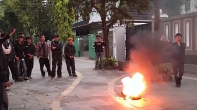 Momen Hari Buruh dan Hardiknas, Puluhan Mahasiswa FIS UMMI Gelar Mimbar Bebas di Depan Gedung DPRD