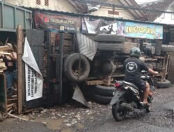 Diduga Akibat Jalan Rusak, Truk Muatan Kayu Terguling di Parungkuda Sukabumi