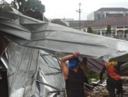 Hujan Disertai Angin Kencang Terjang Kota Sukabumi, Data Sementara 15 Titik Terdampak dan Pohon Tumbang