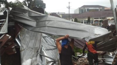 Hujan Disertai Angin Kencang Terjang Kota Sukabumi, Data Sementara 15 Titik Terdampak dan Pohon Tumbang