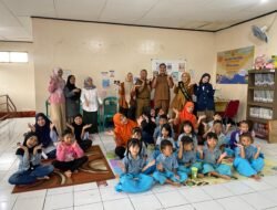 Dari Ruang Perpustakaan Marema Tipar Sukabumi, Alumni PAUD Al-Zuhriyah Kembali Mengabdi Ajarkan Anak-anak Lawan Cacingan