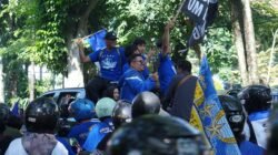 Ikut Konvoi Persib Juara, UM Bandung Berbagi Ribuan Snack kepada Bobotoh