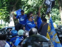 Ikut Konvoi Persib Juara, UM Bandung Berbagi Ribuan Snack kepada Bobotoh