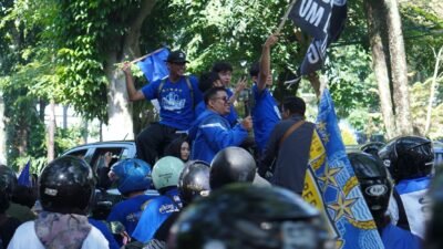 Ikut Konvoi Persib Juara, UM Bandung Berbagi Ribuan Snack kepada Bobotoh