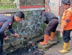 Antisipasi Banjir Limpasan saat Hujan Deras, BPBD Kota Sukabumi Bersihkan Drainase di Dua Titik Rawan