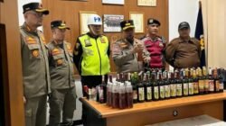 Satpol PP Sukabumi Sita 585 Botol Miras, Enam Pelanggar Terjaring Razia Gabungan