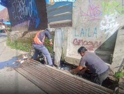 Cegah Banjir, BPBD Kota Sukabumi Bersihkan Drainase Tersumbat Sampah di Jalan Prana
