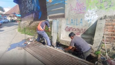 Cegah Banjir, BPBD Kota Sukabumi Bersihkan Drainase Tersumbat Sampah di Jalan Prana