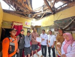 Hujan Deras Robohkan Atap Rumah, Dua Anak Yatim Piatu di Sukabumi Butuh Bantuan Mendesak