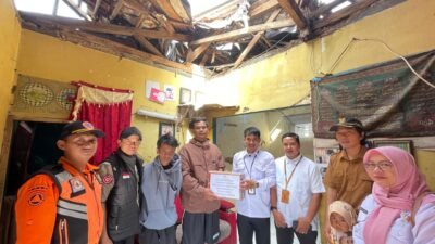 Hujan Deras Robohkan Atap Rumah, Dua Anak Yatim Piatu di Sukabumi Butuh Bantuan Mendesak
