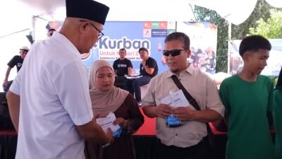 Bakrie Amanah Salurkan 14 Sapi Kurban untuk Sukabumi, Disertai Santunan Penyandang Disabilitas hingga Lansia