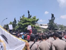 Seribuan RT-RW Demo Balai Kota Sukabumi, Tuntut Wali Kota Minta Maaf dan Buka Dialog Terbuka