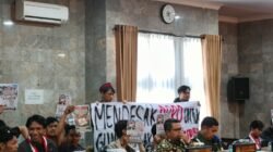 Mahasiswa Bentangkan Spanduk di Rapat Paripurna, DPRD Kota Sukabumi Didesak Gunakan Hak Angket