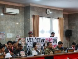 Mahasiswa Bentangkan Spanduk di Rapat Paripurna, DPRD Kota Sukabumi Didesak Gunakan Hak Angket