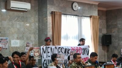 Mahasiswa Bentangkan Spanduk di Rapat Paripurna, DPRD Kota Sukabumi Didesak Gunakan Hak Angket