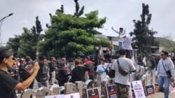 Ratusan Massa Aksi Akbar 2626 Jilid II Unjukrasa ke Balai Kota dan DPRD Kota Sukabumi