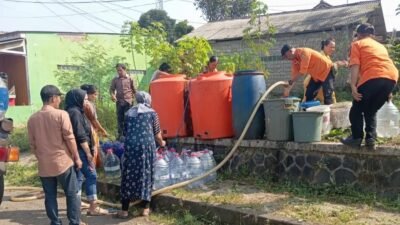 Polres dan BPBD Kota Sukabumi Salurkan Air Bersih untuk Warga Terdampak Kekeringan