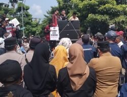 Di Hadapan Massa RT/RW, Ketua DPRD Sukabumi Pasang Badan untuk P2RW: Saya Tidak Akan Teken APBD Jika Dihapus