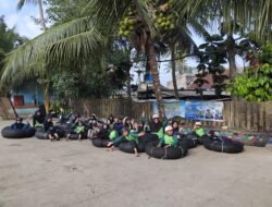 Jelang Berakhirnya Libur Sekolah, Puluhan Anak Yatim di Sukabumi Nikmati Wisata River Tubing Kadulawang