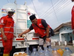 Ratusan Keluarga di Cikundul Hilir Kota Sukabumi Kesulitan Air Bersih, PMI Salurkan Bantuan Darurat