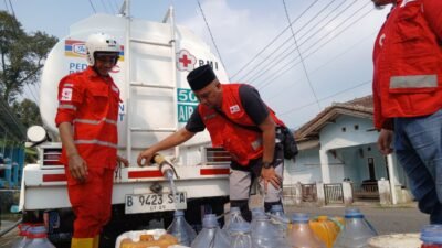 Ratusan Keluarga di Cikundul Hilir Kota Sukabumi Kesulitan Air Bersih, PMI Salurkan Bantuan Darurat