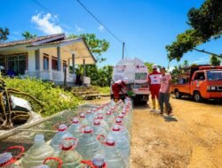 Krisis Air Bersih Meluas, PMI Kota Sukabumi Distribusikan Air Bersih ke Ratusan Warga Lembursitu