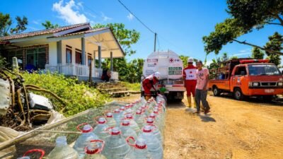Krisis Air Bersih Meluas, PMI Kota Sukabumi Distribusikan Air Bersih ke Ratusan Warga Lembursitu