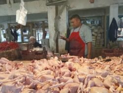 Harga Daging Ayam Merangkak Naik di Pasar Tradisional Sukabumi