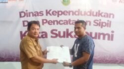 40 Keluarga Penerima Bantuan Rutilahu di Kota Sukabumi Terima Paket Dokumen Kependudukan