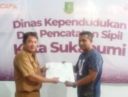 40 Keluarga Penerima Bantuan Rutilahu di Kota Sukabumi Terima Paket Dokumen Kependudukan