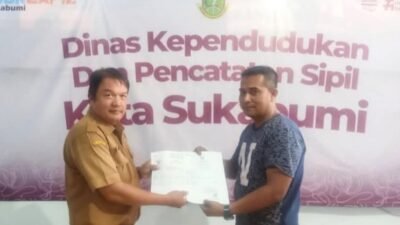 40 Keluarga Penerima Bantuan Rutilahu di Kota Sukabumi Terima Paket Dokumen Kependudukan