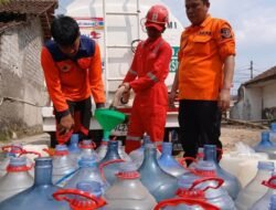 Saat Air Menipis, PMI Hadir Pasok 5.000 Liter Air Bersih untuk Warga Kota Sukabumi