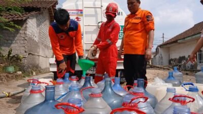 Saat Air Menipis, PMI Hadir Pasok 5.000 Liter Air Bersih untuk Warga Kota Sukabumi