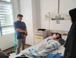Jenguk Korban Keracunan Makanan, Anggota DPRD Kota Sukabumi Kang Danny Ramdhani Beri Motivasi dan Bantuan