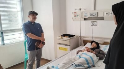Jenguk Korban Keracunan Makanan, Anggota DPRD Kota Sukabumi Kang Danny Ramdhani Beri Motivasi dan Bantuan