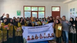 UM Bandung Berdayakan Ibu-ibu PKK Cipeundeuy, Ratusan Buku Jadi Awal Gerakan Literasi Anak