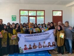 UM Bandung Berdayakan Ibu-ibu PKK Cipeundeuy, Ratusan Buku Jadi Awal Gerakan Literasi Anak