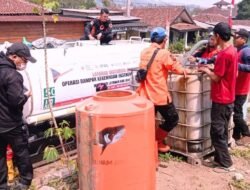 BPBD dan PMI Kota Sukabumi Salurkan 10.000 Liter Air Bersih ke 342 KK di Cikundul yang Terdampak Kekeringan