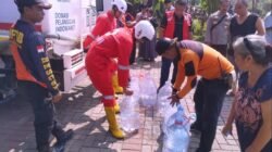 PMI Kota Sukabumi Salurkan 80.000 Liter Air Bersih ke Ratusan Warga Terdampak Kekeringan di Cibeureum Hiir