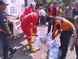PMI Kota Sukabumi Salurkan 80.000 Liter Air Bersih ke Ratusan Warga Terdampak Kekeringan di Cibeureum Hiir