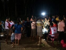 Tak Kenal Gelap, Saat Malam Menyelimuti Pengungsian, Tim Medis PMI Tetap Berikan Layanan Kesehatan