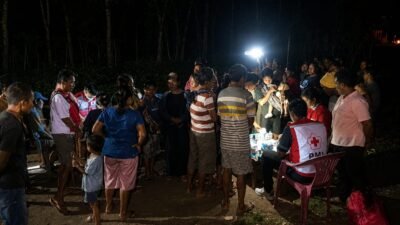 Tak Kenal Gelap, Saat Malam Menyelimuti Pengungsian, Tim Medis PMI Tetap Berikan Layanan Kesehatan
